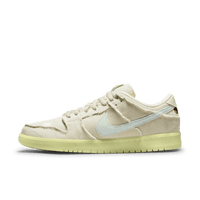 Zijaanzicht van de Nike SB Dunk Low Mummy DM0774-111 met gescheurde canvas overlays, glow-in-the-dark zool en subtiele blauwgroene accenten