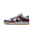 Zijaanzicht van de Parra x Nike SB Dunk Low 2021 DH7695-600 met multicolor abstracte overlays, witte basis en zwarte swoosh
