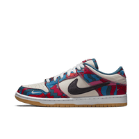 Zijaanzicht van de Parra x Nike SB Dunk Low 2021 DH7695-600 met multicolor abstracte overlays, witte basis en zwarte swoosh