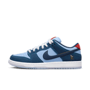 Zijaanzicht van de Why So Sad? x Nike SB Dunk Low Pro Coastal Blue DX5549-400 met lichtblauwe overlays, rode swoosh en iconische skate details