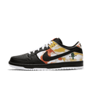 Zijaanzicht van de Nike SB Dunk Low Raygun Home BQ6832-101 met wit leren basis, oranje en gele overlays en Raygun alien logo