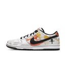 Zijaanzicht van de Nike SB Dunk Low Raygun Tie-Dye White BQ6832-101 met witte basis, kleurrijke tie-dye overlays en geborduurd Raygun logo
