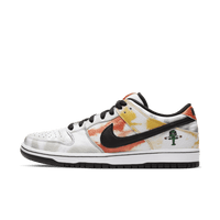 Zijaanzicht van de Nike SB Dunk Low Raygun Tie-Dye White BQ6832-101 met witte basis, kleurrijke tie-dye overlays en geborduurd Raygun logo