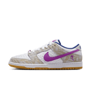 Zijaanzicht van de Rayssa Leal x Nike SB Dunk Low FZ5251-001 Deep Royal Vivid Purple met suède overlays en speciale branding