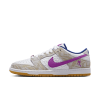 Zijaanzicht van de Rayssa Leal x Nike SB Dunk Low FZ5251-001 Deep Royal Vivid Purple met suède overlays en speciale branding