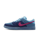 Zijaanzicht van de Run The Jewels x Nike SB Dunk Low 4/20 DO9404-400 met blauw suède upper, zwarte swoosh en fuchsia details