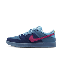 Zijaanzicht van de Run The Jewels x Nike SB Dunk Low 4/20 DO9404-400 met blauw suède upper, zwarte swoosh en fuchsia details