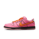 Zijaanzicht van The Powerpuff Girls x Nike SB Dunk Low Blossom FD2631-600 met roze upper, oranje swoosh en glanzende details