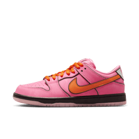 Zijaanzicht van The Powerpuff Girls x Nike SB Dunk Low Blossom FD2631-600 met roze upper, oranje swoosh en glanzende details
