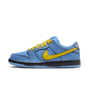 Zijaanzicht van The Powerpuff Girls x Nike SB Dunk Low Bubbles FZ8320-400 met lichtblauwe upper, glanzende overlays en felgele swoosh