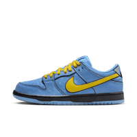 Zijaanzicht van The Powerpuff Girls x Nike SB Dunk Low Bubbles FZ8320-400 met lichtblauwe upper, glanzende overlays en felgele swoosh
