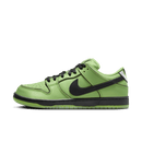 Zijaanzicht van The Powerpuff Girls x Nike SB Dunk Low Buttercup FZ8319-300 met groene upper, zwarte details en glanzende overlays