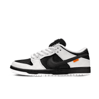 Zijaanzicht van de Tightbooth x Nike SB Dunk Low FD2629-100 met wit leren basis, zwarte harige overlays en oranje accenten