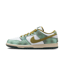 Zijaanzicht van de Nike SB Dunk Low Alexis Sablone Chameleon HJ3386-300 met groene suède upper, paarse accenten en skate-ready design