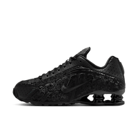 Nike Shox R4 Black Floral gefotografeerd in studio met glanzende zwarte afwerking en subtiele bloemenprint in de upper