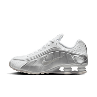 Zijaanzicht van de Nike Shox R4 White Bright Crimson Metallic Silver met zilveren panelen en rode Shox demping