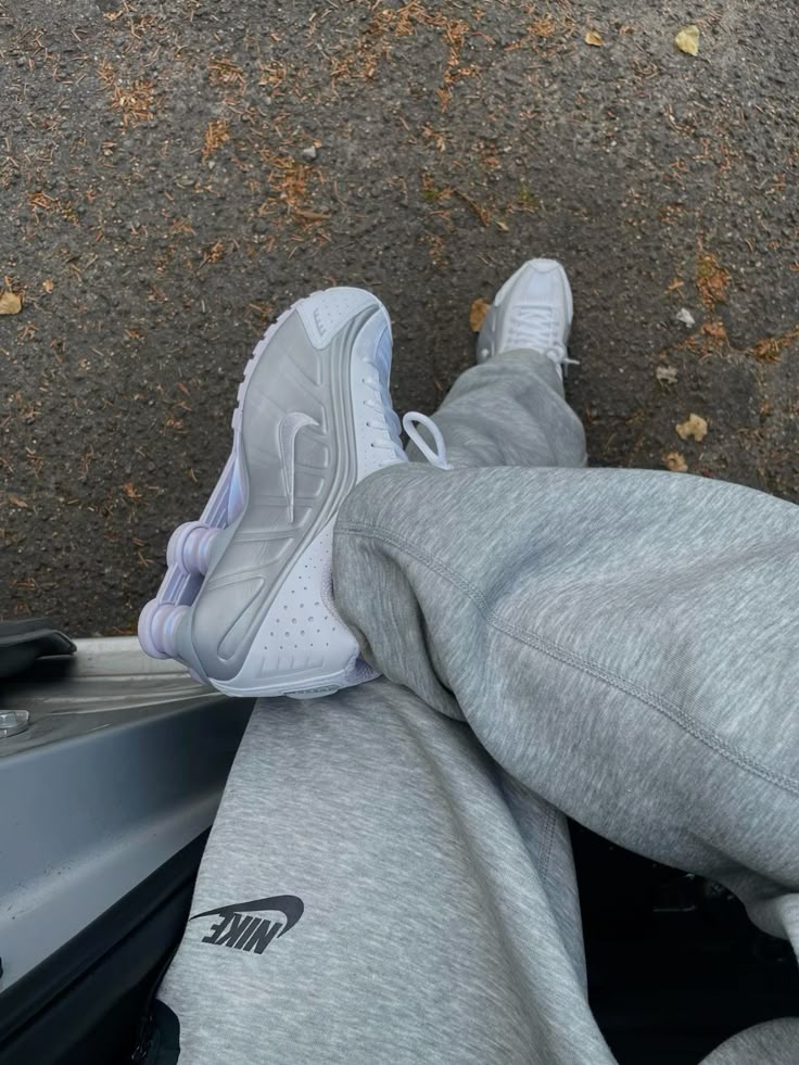 Nike Shox R4 White Bright Crimson Metallic Silver streetstyle foto met joggers op grijze ondergrond