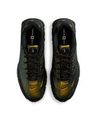 Nike Shox Ride 2 Black Cargo Khaki in hand met ademend mesh, stevige leren details en Shox-technologie voor responsieve demping

