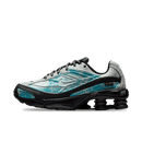 Studio zijaanzicht van de Nike Shox Ride 2 Premium Cordura Turquoise Denim met zilveren mesh, turquoise denim details en zwarte Shox demping