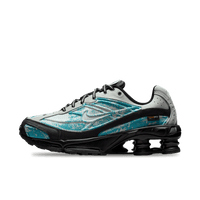 Studio zijaanzicht van de Nike Shox Ride 2 Premium Cordura Turquoise Denim met zilveren mesh, turquoise denim details en zwarte Shox demping