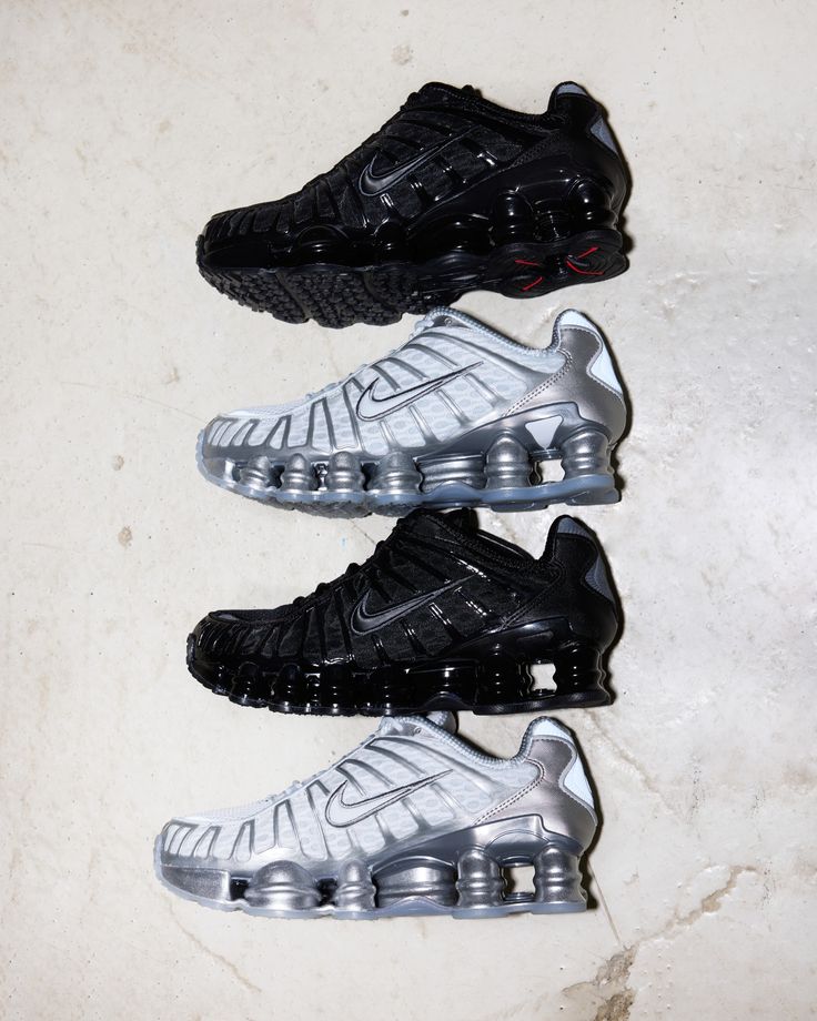 Twee paar Chrome Nike Shox TL sneakers naast elkaar op witte ondergrond, met zicht op glanzende details en zoolstructuur