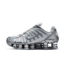 Zijaanzicht van de Nike Shox TL Chrome met reflecterende zilveren upper en Shox-unit over de volledige zool, gefotografeerd tegen witte achtergrond
