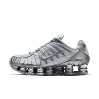 Zijaanzicht van de Nike Shox TL Chrome met reflecterende zilveren upper en Shox-unit over de volledige zool, gefotografeerd tegen witte achtergrond