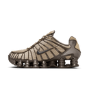 Studio zijaanzicht van de Nike Shox TL Khaki Ironstone Off Noir met khaki tinten, metallic accenten en futuristische Shox demping
