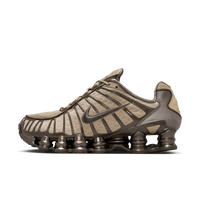 Studio zijaanzicht van de Nike Shox TL Khaki Ironstone Off Noir met khaki tinten, metallic accenten en futuristische Shox demping