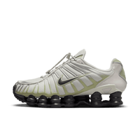 Zijaanzicht van de Nike Shox TL Olive Aura met iconische Shox-kolommen en gelaagd mesh bovenwerk in groengrijze tint