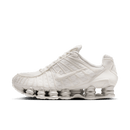 Zijaanzicht van de Nike Shox TL in Sail kleur met off-white mesh bovenwerk en chromen Shox-zool, gefotografeerd op witte achtergrond