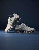 Sneaker close-up in blauw belichte ruimte, Shox TL Sail met nadruk op luchtige mesh en futuristische zoolconstructie