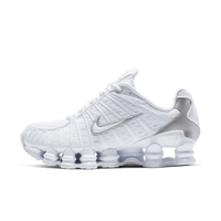 Studiofoto van de Nike Shox TL White Metallic Silver Max Orange met witte mesh upper, metallic overlays en volledige Shox demping