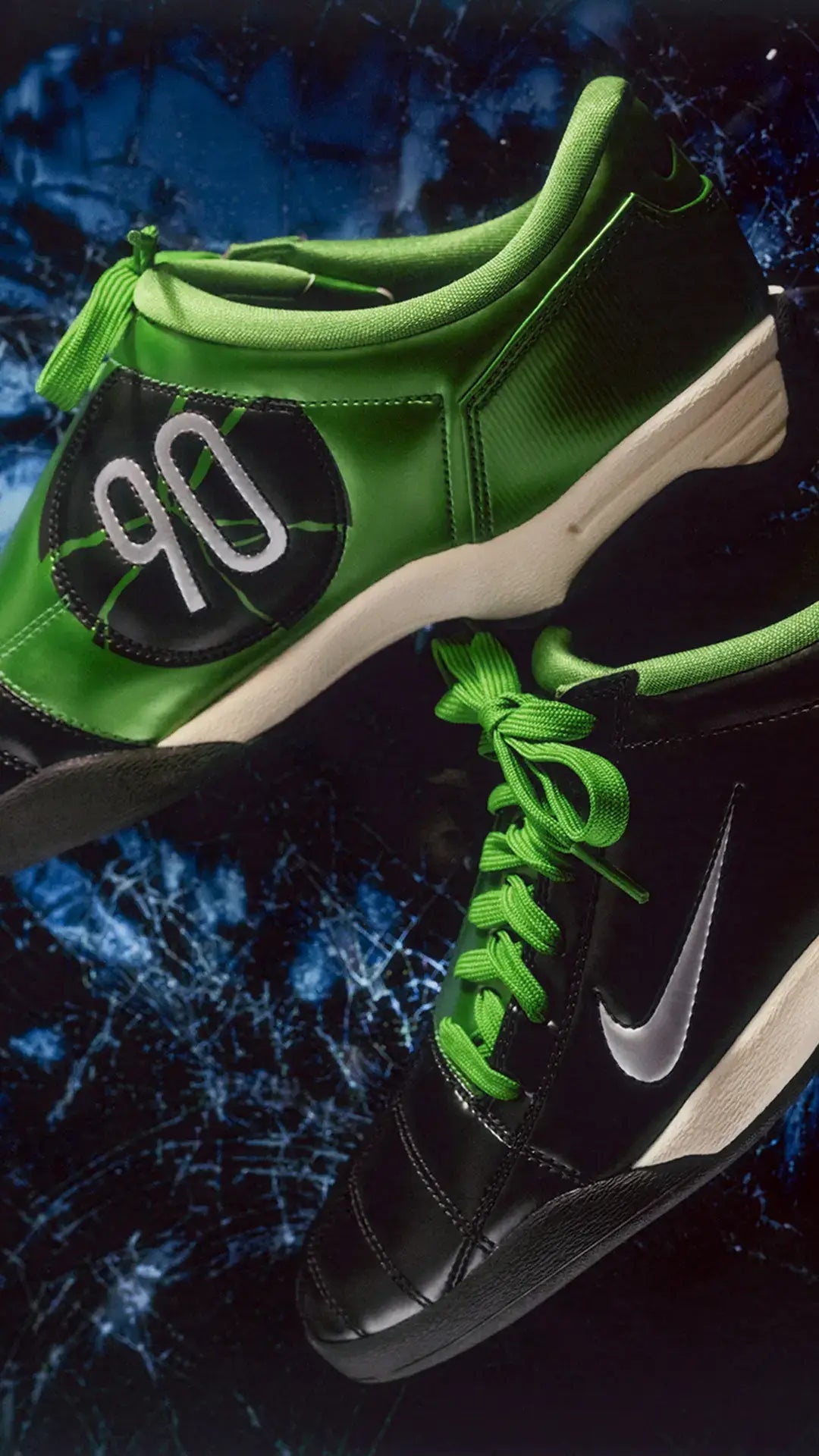 T90-3-SP-QR Nike Total 90 3 SP .SWOOSH Quit the Rage – model draagt Normaal / True to size sneaker in retro voetbal-inspireerde streetwear look