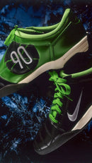 T90-3-SP-QR Nike Total 90 3 SP .SWOOSH Quit the Rage – model draagt Normaal / True to size sneaker in retro voetbal-inspireerde streetwear look