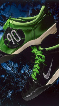 T90-3-SP-QR Nike Total 90 3 SP .SWOOSH Quit the Rage – model draagt Normaal / True to size sneaker in retro voetbal-inspireerde streetwear look