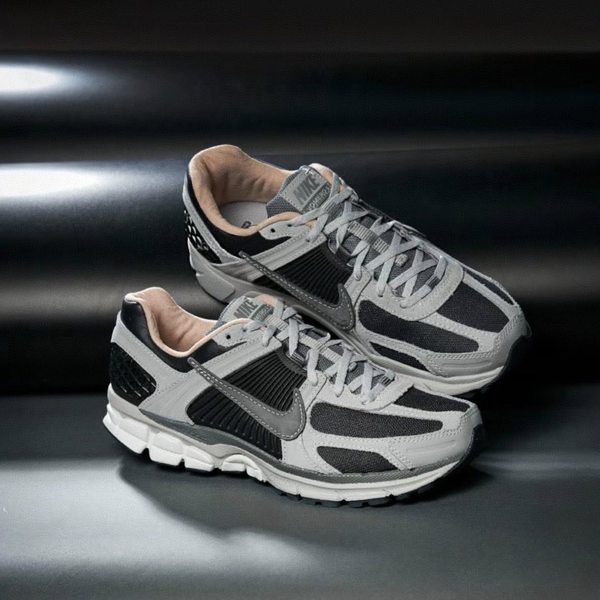 nike-zoom-vomero-5-dark-smoke-grey-vachettahv5982-001snrkickz-8325627_1_2 5