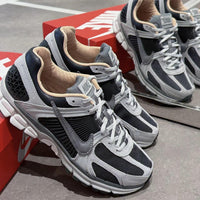 nike-zoom-vomero-5-dark-smoke-grey-vachettahv5982-001snrkickz-8325627_1_2 5