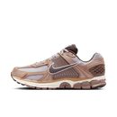 Zijaanzicht van de Nike Zoom Vomero 5 Dusted Clay HF1553-200 met beige mesh upper, bruine suède overlays en reflecterende details