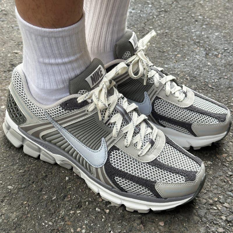 Nike_Zoom_Vomero_5_Iron_Ore_Flat_Pewter_FD0791-012_Snrkickz 2