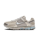 Zijaanzicht van de Nike Zoom Vomero 5 Light Orewood Brown Armory Blue FZ3653-104 met beige mesh, blauwe accenten en reflecterende details