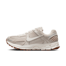 Nike Zoom Vomero 5 Light Orewood Brown FZ3780-101 zijaanzicht met mesh upper in beige tinten en bruin suède details
