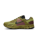 Nike Zoom Vomero 5 Pacific Zijaanzicht van de Nike Zoom Vomero 5 Pacific Moss FJ1910-300 met groene mesh upper, suède overlays en reflecterende details 