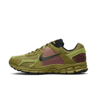 Nike Zoom Vomero 5 Pacific Zijaanzicht van de Nike Zoom Vomero 5 Pacific Moss FJ1910-300 met groene mesh upper, suède overlays en reflecterende details 