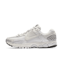 Zijaanzicht van de Nike Zoom Vomero 5 SP Vast Grey BV1358-001 met grijze mesh upper, suède overlays en retro hardloopstijl