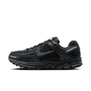 Zijaanzicht van de Nike Zoom Vomero 5 Triple Black BV1358-003 met volledig zwarte mesh upper, suède overlays en retro runner look