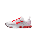 Zijaanzicht van de Nike Zoom Vomero 5 Valentine's Day HV5171-121 met witte mesh upper en roze hartdetails