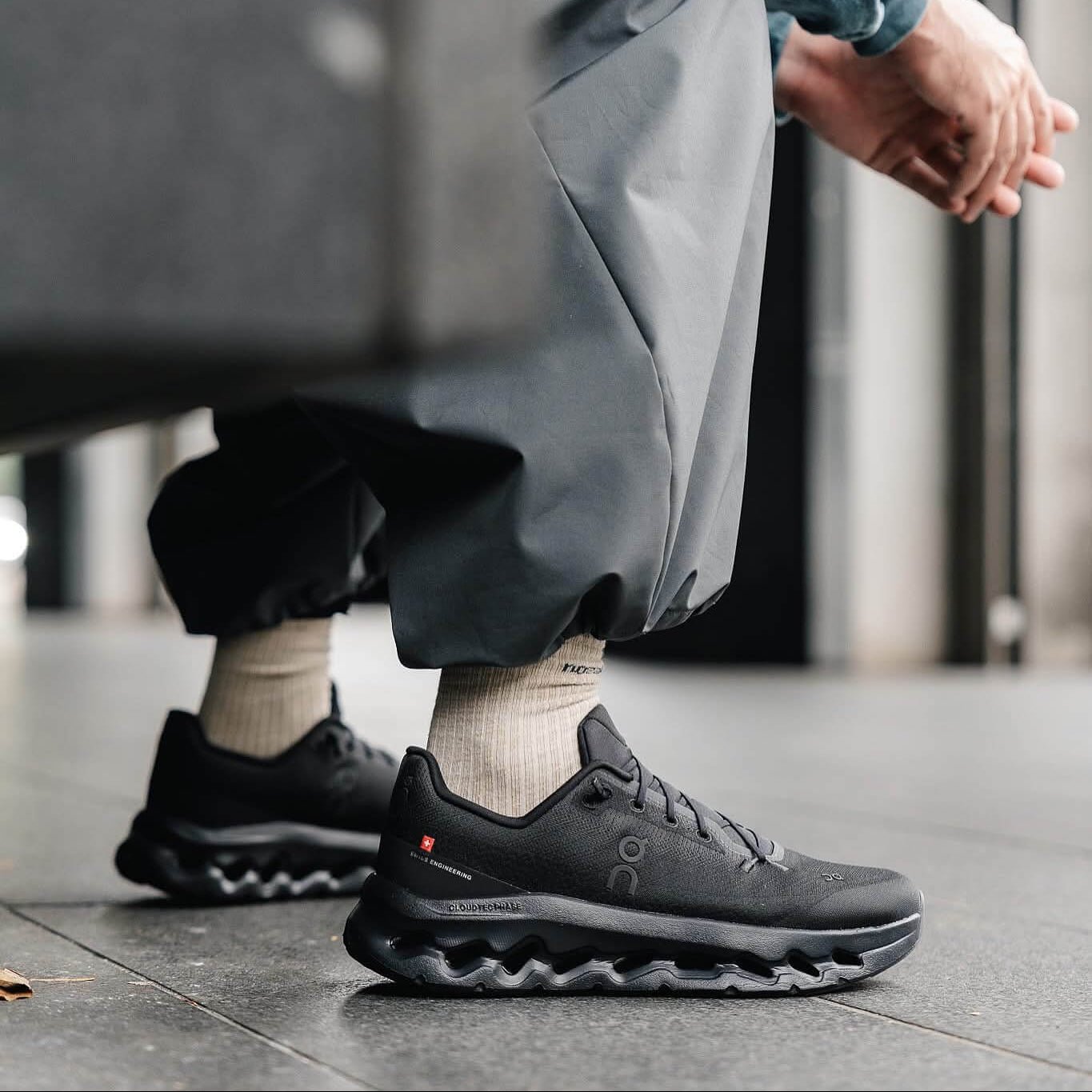 On_Running_Cloudtilt_Black_Eclipse_3ME10100264._Black_Eclipse_Snrkickz 4