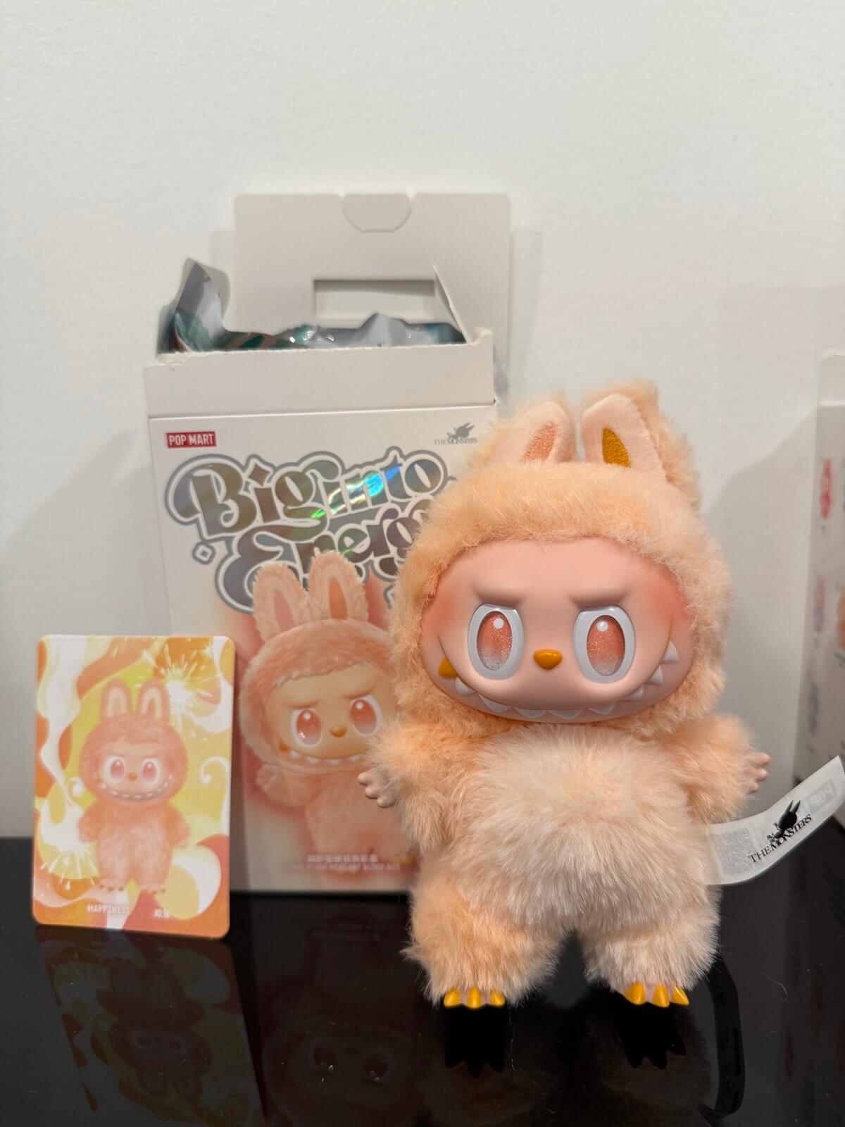 Pop Mart Labubu Big Into Energy Happiness – pendant uit de verpakking, met metalen ring, zachte vinyl/plush mix