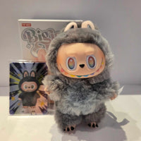 Pop Mart Labubu Big Into Energy Series – close‑up set van vinyl plush pendants met verschillende ID‑designs, inclusief de geheime variant